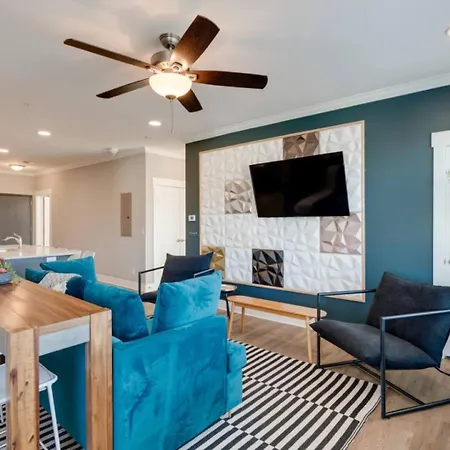Stunning Nations Condo Minutes From Broadway